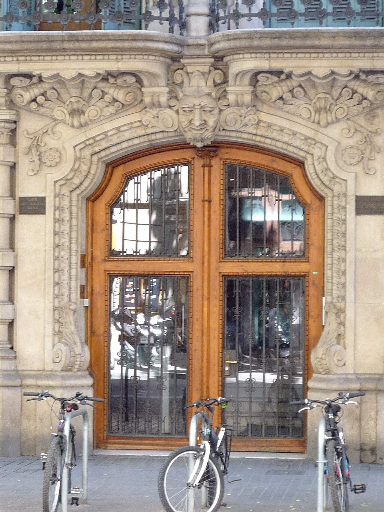 Portal modernista de una finca de Barcelona