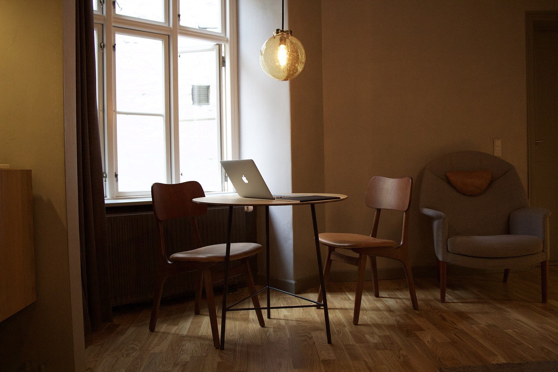 Mesa de trabajo junto a la ventana